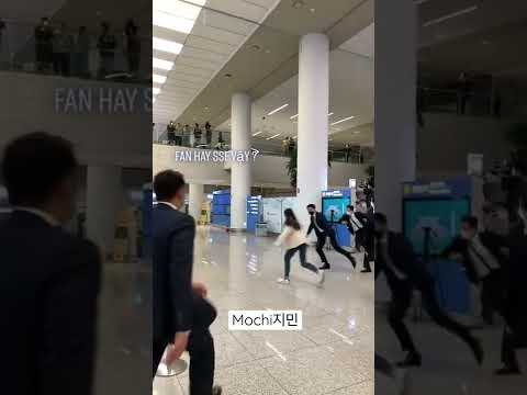 The crazy fan chasing BTS at the airport 🤬